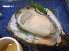 注文を頂いてから剥きます。「天然岩牡蠣入荷！！『村上市で子連れランチができるお店、夜はおしゃれ居酒屋デイズ』」