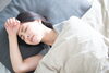 睡眠する女性「睡眠不足のデメリット」