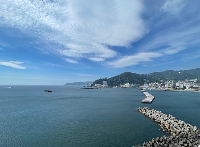 熱海駅から徒歩20分で熱海港です。ここから大島へ…「東京都大島での「高齢者体操教室」。今月のテーマは「全身を使う！特に内転筋と菱形筋」です。」