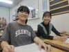 右側が村上莉菜さん 左側が学ぶ後藤心春さん 中1「目指すは”満点”受験乗り越え挑む『令和6年度 全日本珠算選手権大会』村上莉菜さんの意気込みとは|Sanraku Soroban School 日本橋校」