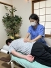 施術風景です。腰骨を揺すっています。「腰椎ヘルニアや腰椎症、狭窄症での痺れどうされてます?」