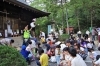 恒例のお菓子まき（写真は昨年の様子）「【8月3日(土) 窪八幡宮夏祭り】今年もやります「お菓子投げ♪」」