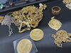 天皇陛下御在位60年記念金貨等多数の金製品を買取！「天皇陛下御在位60年記念金貨やメイプルリーフ金貨のほか、金製ジュエリーを買取！荒川区で金貨・金製品のご売却は大吉 荒川西尾久店まで」