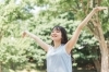 木陰で日光浴。気持ちよく光を浴びましょう。「適度な日光浴で健康的な身体を目指しましょう!ただし…日焼けのし過ぎは絶対にダメです!!」