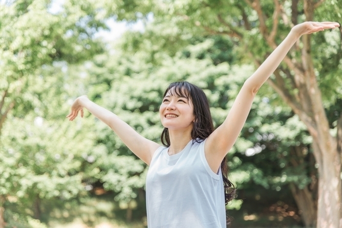 木陰で日光浴。気持ちよく光を浴びましょう。「適度な日光浴で健康的な身体を目指しましょう！ただし…日焼けのし過ぎは絶対にダメです！！」