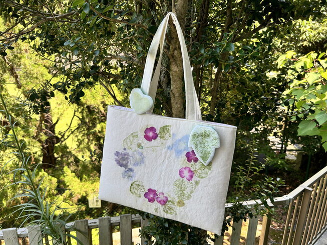 小学生の作品!庭のお花と葉っぱのバック「【夏休みの科学作品!】」