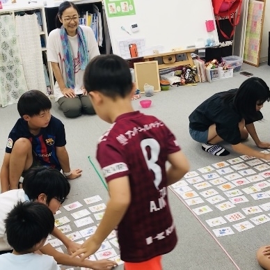 子供たちの工夫する姿が微笑ましいです🥰「８月は毎回チーム戦！【学力アップは本学の定着から！がモットーの、学習塾併設英会話教室】」