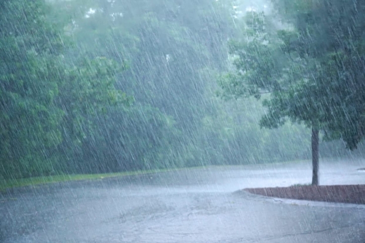 最近の夕立は激しいですよね。突然の雷雨は困ります。「突然の雨の場合…「傘の貸し出し」をしております。遠慮なくお申し出ください。」