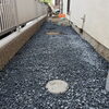 庭の砂利入れ「防草シートと砂利入れ」