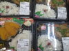 キスフライ弁当と肉野菜炒め弁当。「手作り弁当出来ました！生さんまや地魚も入荷しました！」