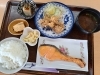 焼き魚ランチ、鶏の唐揚げ、小鉢3品付き　1250円「焼き魚ランチ、鶏の唐揚げ、小鉢3品付き　1250円」