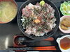 5種類の魚を一口サイズにカットしてある海鮮丼です「本日の日替わり丼！」