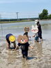 田植え中「田植え体験」