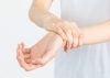 腱鞘炎に悩む女性「腱鞘炎でお悩みの方へ！優しくソフトな施術で痛みを根本から改善【豊後大野市/三重町/整体/スポーツ整体】」