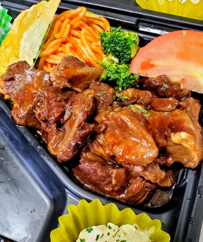 NEW ごろごろビーフシチュー弁当「新商品【ビーフシチュー弁当】久々登場ヤンニョムチキン弁当、本日お弁当総数51個✨✨」