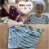 職員も入居者様もにっこり(写真左が神職人です✨)「裁縫の神様現わる😇🧵🪡手作りエプロン♩」