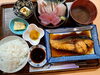 ブリの煮付け＋刺身盛り合わせ定食　2300円「鰤の煮付け＋刺身盛り合わせ定食 小鉢3品付き　2300円」