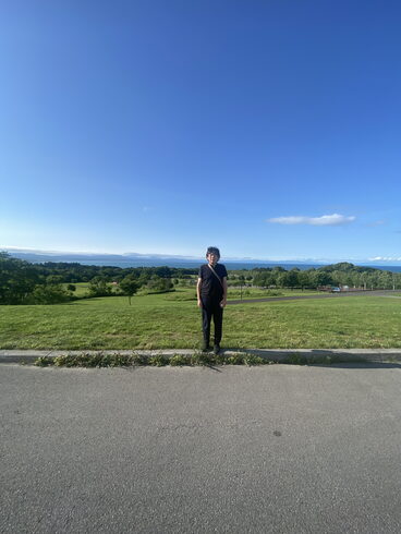 代表の岡田信一です。北海道はやっぱり空が広いな。「平成7年創業、探偵歴33年の経験と実績。浮気調査・人探し 防犯対策等、茨城-土浦・つくば 群馬-前橋 埼玉-春日部・上尾・熊谷 千葉-船橋・松戸・柏 元警視庁刑事 顧問 若葉探偵社」