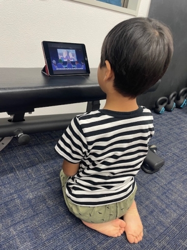 お持ちのiPadでお気に入りのYouTubeを…。「個室でのトレーニンングの為、お子様連れでも安心です。おりこうさんに静かにお待ち頂いております。」