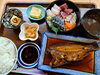 メバルの煮付け＋刺身盛り合わせ定食　2500円「メバルの煮付け＋刺身盛り合わせ定食、小鉢3品付き　2500円」