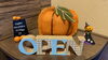 店舗入り口🎃🎃🎃仕様にいたしました「♡10月お得エステ・すっぴんは父のDNA強し」