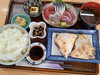ブリカマの塩焼き+刺身盛り合わせ定食2300円「ブリカマの塩焼き(煮付け)+刺身盛り合わせ定食、小鉢3品付き 2300円」