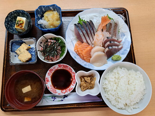 上刺身盛り合わせ定食 2500円「,上刺身盛り合わせ定食、小鉢3品付き 2500円」