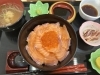 たっぷりサーモンの上にイクラを乗せてます🐟「海鮮丼」