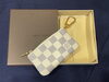 「ルイ・ヴィトン（LOUIS　VUITTON）などのブランド品の高価買取は札幌市中央区の石山通り近くにある〈買取専門店 くらや 札幌南店〉へ！遺品整理・生前整理・引っ越し前整理の出張買取、リサイクルもご相談ください！」