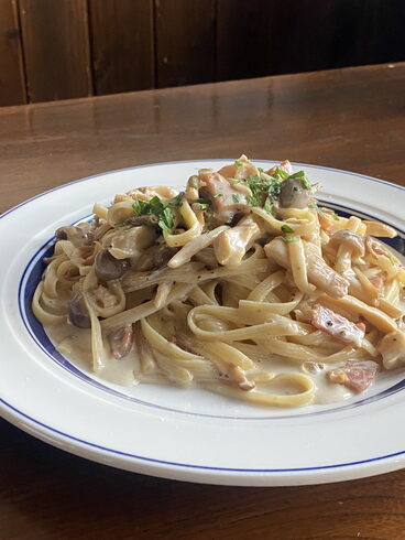 ポルチーニとキノコ、ベーコンのクリームパスタ「秋川でパスタを食べるなら当店で!~ランチ・ディナー・パーティー(宴会)でご利用頂ける洋風バル【グリルダイニング COLLABO】」