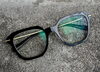 「個性的な黒の艶ありウエリントン✨👓」