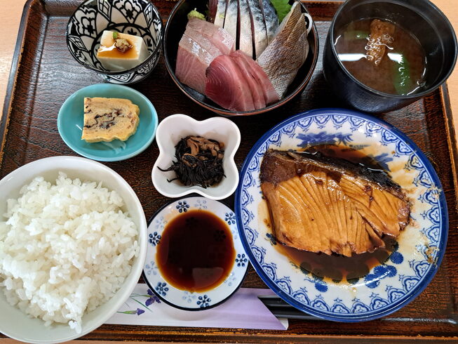 天然鰤の煮付け+刺身盛り合わせ定食 2300円「鰤の煮付け+刺身盛り合わせ定食、小鉢3品付き 2300円」