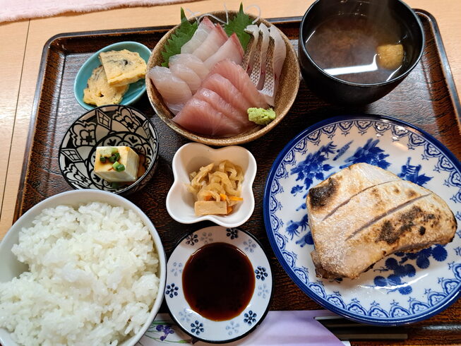 鰤カマの塩焼き+刺身盛り合わせ定食 2500円「ブリカマの塩焼き+刺身盛り合わせ定食、小鉢3品付き 2500円」