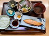 銀鮭の焼き+刺身盛り合わせ定食、2200円「銀鮭の焼き+刺身盛り合わせ定食、小鉢3品付き 2200円」