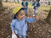 どんぐりを見つけて嬉しそう！「落ち葉ひろい（年中組）」