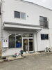 会社の敷地内には整備予定の車がたくさん。「打ち合わせ中に可愛い猫ちゃんと戯れてエネルギー補給」