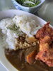 牛すじカレー　トッピングとり唐揚げ「牛すじカレーは、スジ肉の旨みたっぷり」
