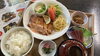 🟡今週のランチは、グリルチキンとぶりのお刺身など「京らぎ揖屋店『今週のうまいもんランチ』」