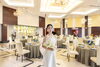 一面のガラス扉から陽光が差し込む温かな会場「＊2025冬婚＊新プラン開始のご案内！」