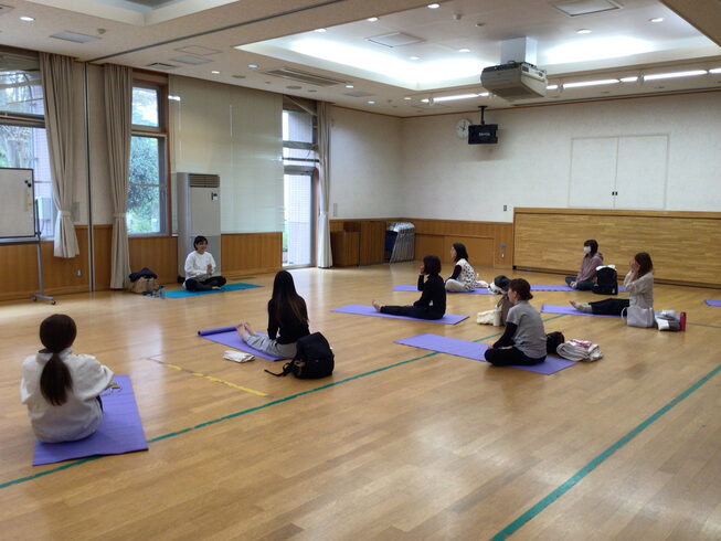 始まる前に先生のお話があります「骨盤ヨガ講座を開催しました!」