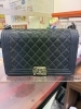 ボーイシャネル チェーンショルダーバッグ「シャネル(CHANEL)定番バッグ3選|キャビアスキン・マトラッセ・ボーイシャネルの特徴と価値を徹底比較」
