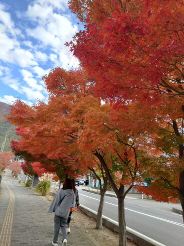 スタッフと紅葉「長野は冬が駆け足でやって来たよ☃️」