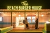 「The BEACH BURGER HOUSEでは、12月13日（金）～12月27日（金）の期間限定で20:00まで営業時間を延長します。」