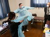 予防衣の着脱指導、優しくわかりやすい指導でした。「岡山県医師会主催の楽しく、とてもためになる感染対策の研修会が開催されました。」