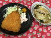「本日のAランチは　肉野菜煮物とアジフライ」
