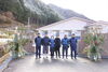 出来上がった立派な門松の前で記念写真「地域の方に今年も立派な門松を作っていただきました。」