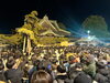「📣2025年へ向けてのカウントダウン📣柴又帝釈天の大晦日＆除夜の鐘‼️まいぷれ葛飾仲間の柴又WAVEさんのお正月特別屋台＆柴又帝釈天参道入口おじぎ茶屋さんの食べ歩きメニュー等♪どちらも大盛況😋2025年お正月🎍ハッピーニューイヤー」