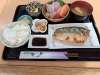 サバの塩焼き+刺身盛り合わせ定食 2300円「鯖の塩焼き+刺身盛り合わせ定食、小鉢3品付き 2300円」