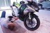 細かく養生を行い、それぞれを磨いていきます「【施工事例】バイク好き必見!Ninja 400にガラスコーティング施工!【八千代でバイクコーティングなら"メインストリート"にお任せ!】」