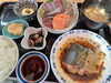 本鰆の煮付け＋刺身盛り合わせ定食　2300円「本鰆(さわら)の煮付け＋刺身盛り合わせ定食、小鉢3品付き　2300円」